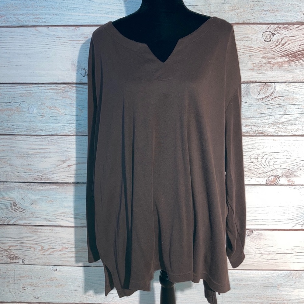 5X Romans v neck tunic top. Long sleeve in brown